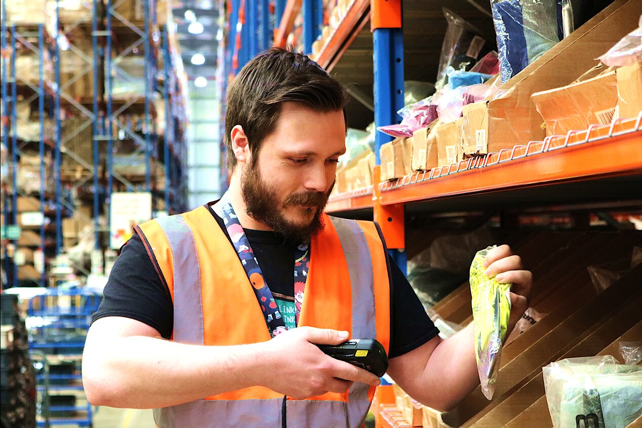 whistl-male-employee-picking-orders