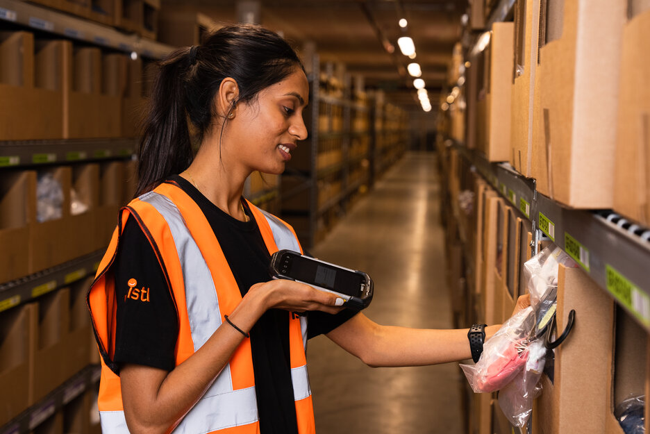 warehouse-operative-scan-whistl